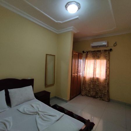 DREAM'S HOUSE BONAMOUSSADI - STUDIO avec groupe électrogène et WIFI Bed and Breakfast Douala Exterior foto